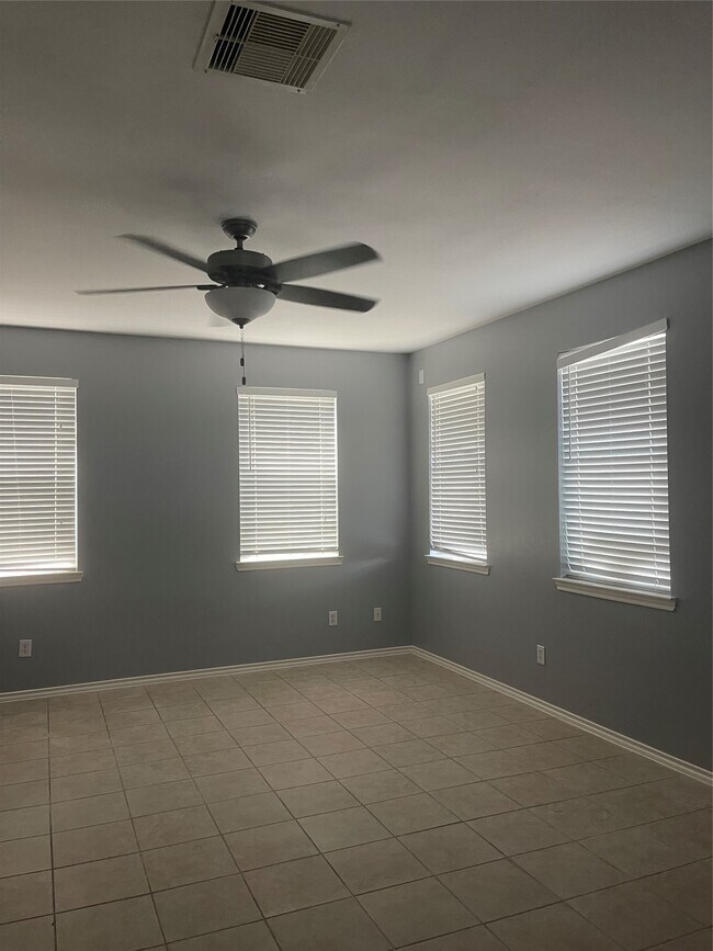 Building Photo - 2117 Kemah Village Dr