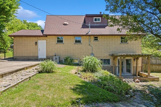 Building Photo - Charming 4-Bedroom Home in Desirable Neigh...