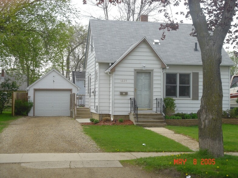 Building Photo - 1229 7th Ave SE