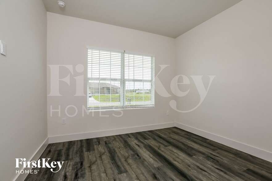 Building Photo - 562 Pachman Cir