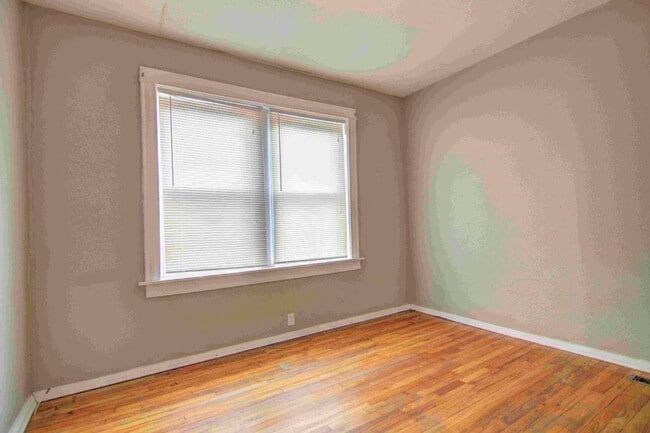 Building Photo - Large charming 3 bedroom 2 bath with oversized master bedroom that has its own private bath!