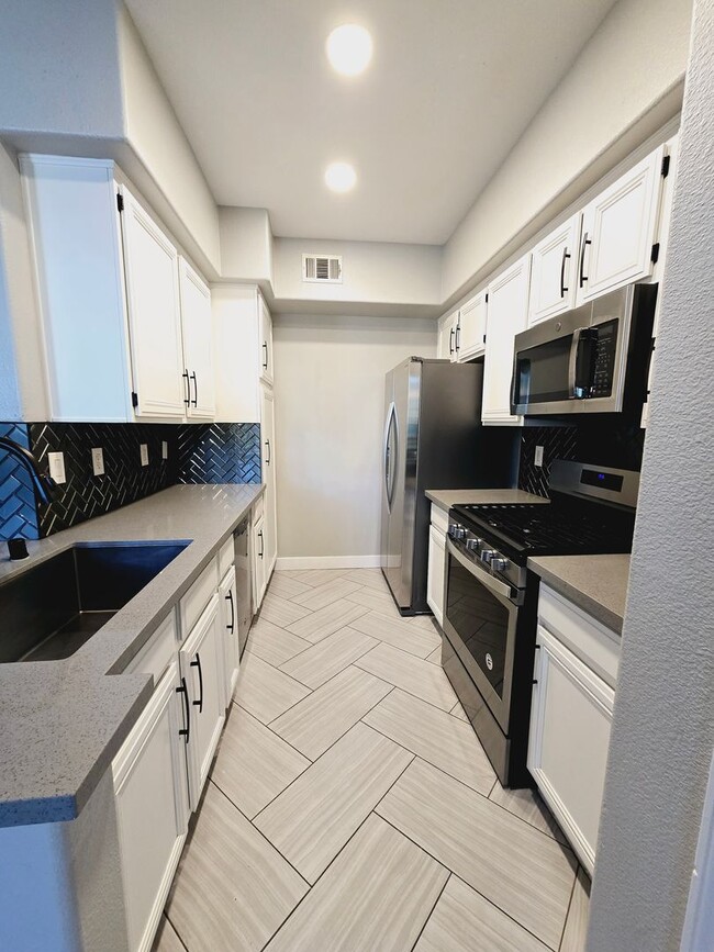 Building Photo - GUARD GATED CONDO W/ GARAGE