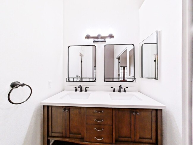 Building Photo - Charming 2-Bedroom Single-Story Furnished ...