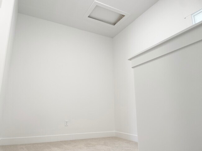 Building Photo - 1599 N 1870 E