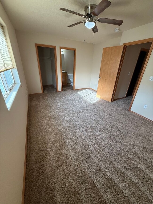 Building Photo - SE 4 Bdrm, 3 bath, New Flooring Throughout, Gas Heat/Fireplace, Double Garage