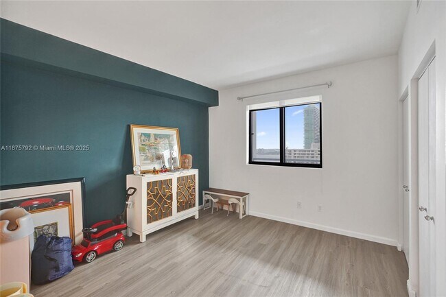 Building Photo - 601 NE 36th St