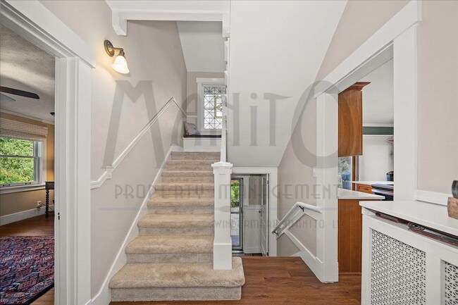 Building Photo - Stunning South Hill Home