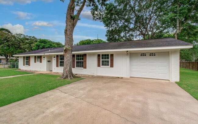 Building Photo - 1722 Front St