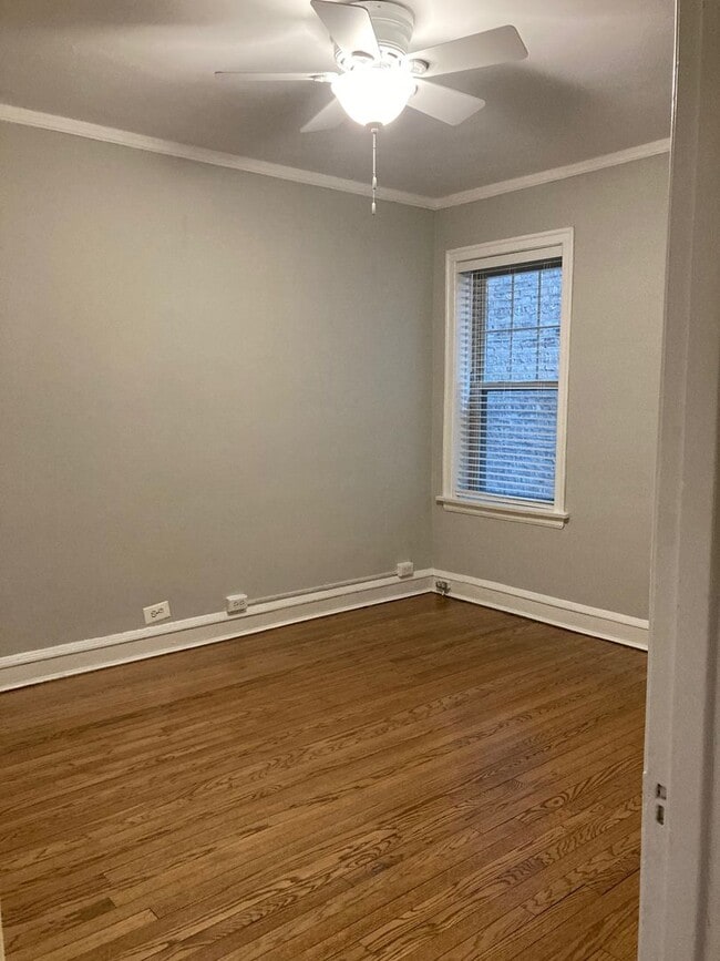 Building Photo - Recently Renovated East Rogers Park One Bedroom - Pets Welcome!