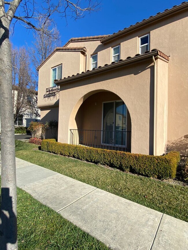 Building Photo - San Ramon Gale Ranch Townhouse 3BD/2.5BA with 4th Room for Office Loft! Community Pool Included!
