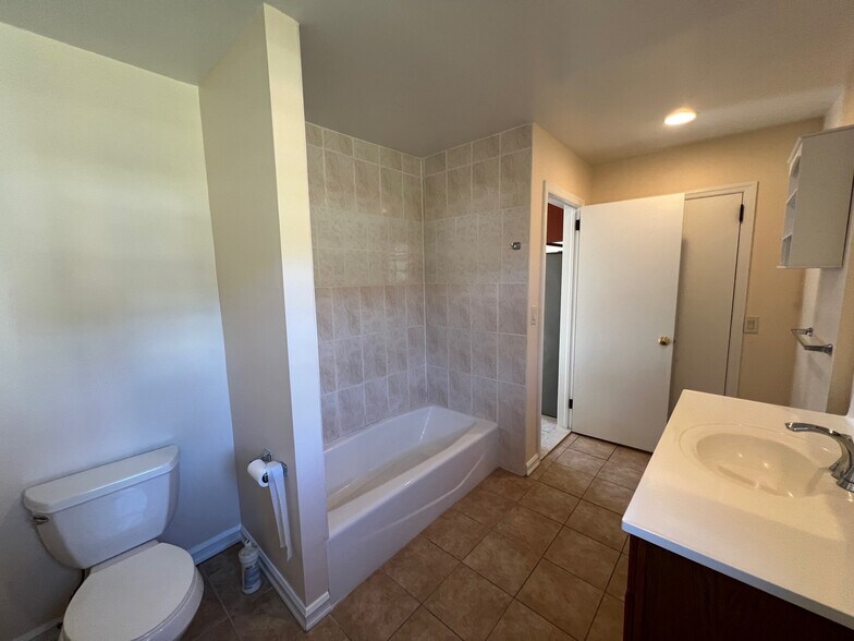 Building Photo - 215 Saddle River Rd