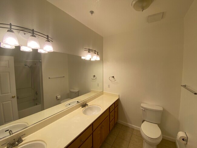 Building Photo - 250 Santa Fe Terrace