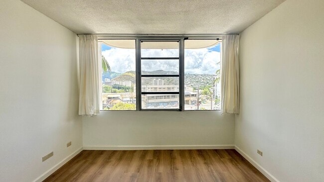 Building Photo - SPACIOUS 2 BED/2 BATH/1 PRKG, Washer/Dryer...