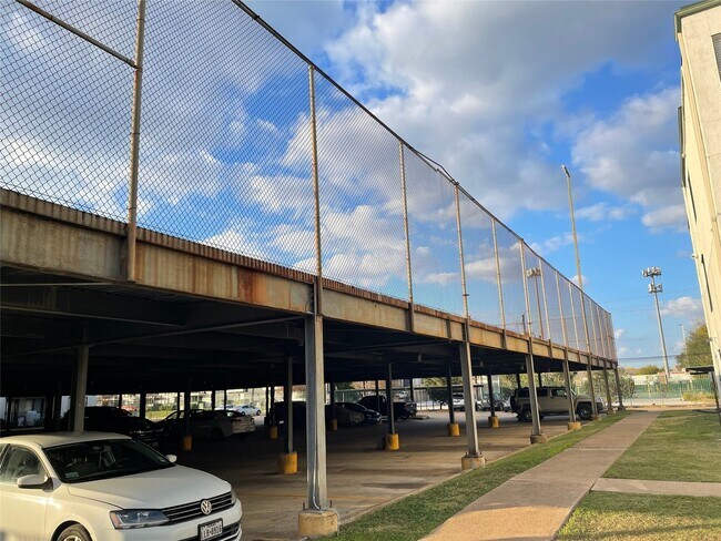 Building Photo - 2824 S Bartell Dr