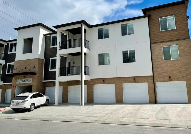 Building Photo - 357 750 N