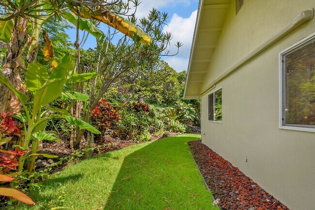 Building Photo - Pet Friendly, Fully Furnished Home in Keau...