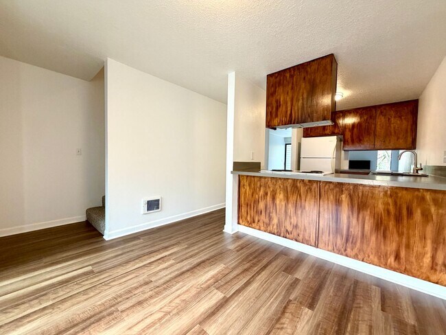 Building Photo - **NEW PHOTOS**TWO WEEKS FREE RENT** Updated Townhouse in the Heart of Garden Home~ New LVP Floori...