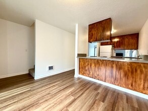 Building Photo - **NEW PHOTOS | TWO WEEKS FREE RENT** Updated Townhouse in the Heart of Garden Home~ New LVP Floor...