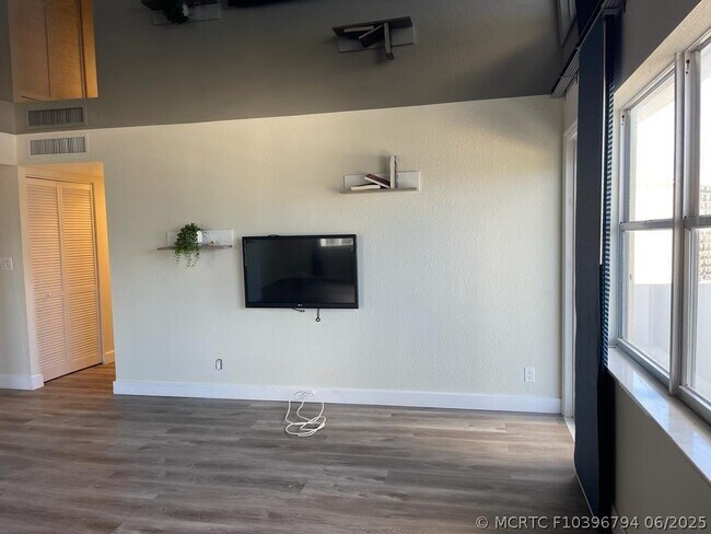 Building Photo - 401 Golden Isles Dr