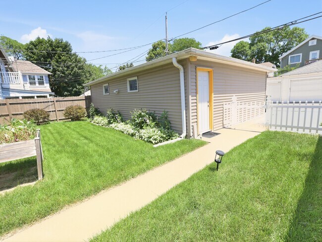 Building Photo - 4536 N Larkin St