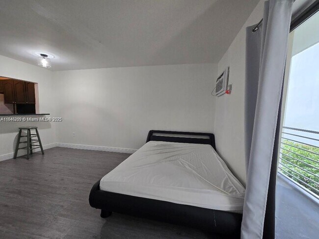 Building Photo - 1441 Lincoln Rd