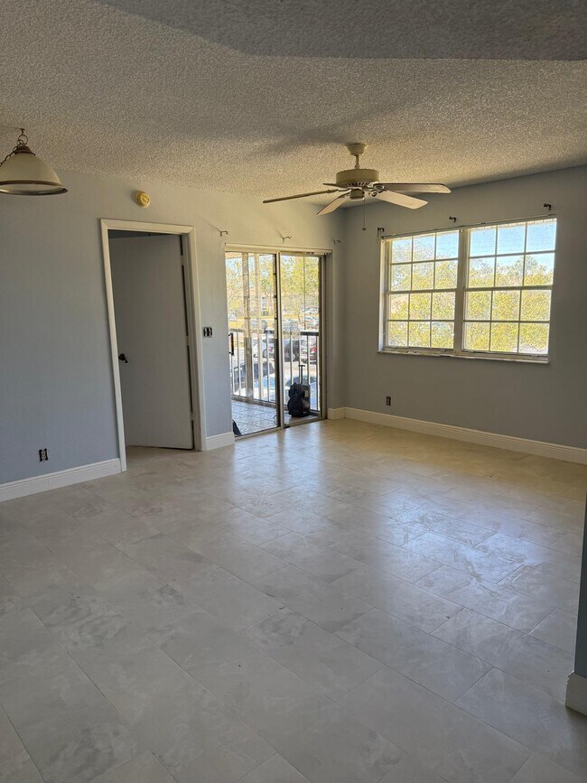 Building Photo - 1560 SE Royal Green Cir