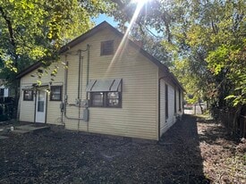 Building Photo - 218 Holmes St