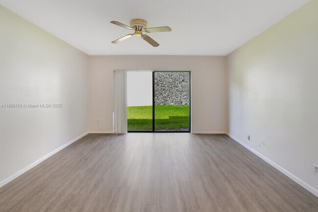 Building Photo - 311 W Laurel Dr