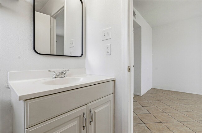 Building Photo - 10837 Gemstone St
