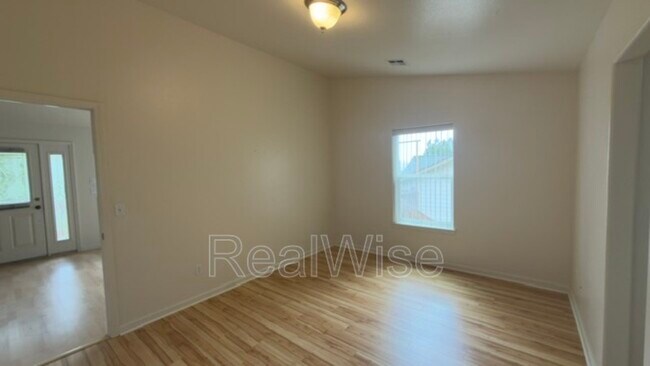 Building Photo - 1384 NE Ridge Ave