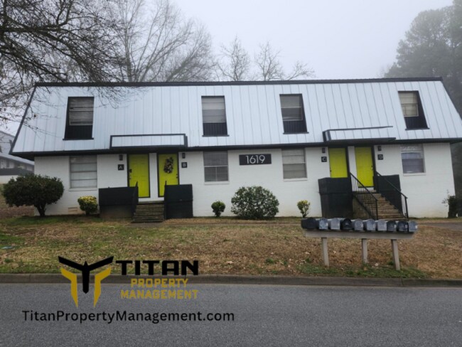 Building Photo - 2 bed/1 bath Townhouse