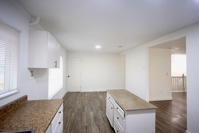 Building Photo - 5819 Flax Bourton St