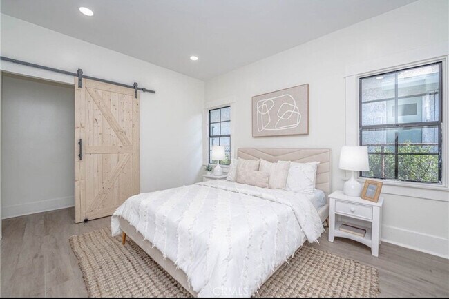 Building Photo - 1842 W 50th St