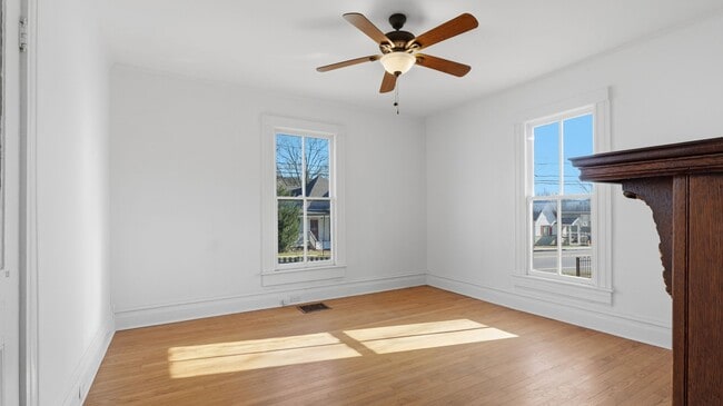 Building Photo - Saint Elmo Adorable home!