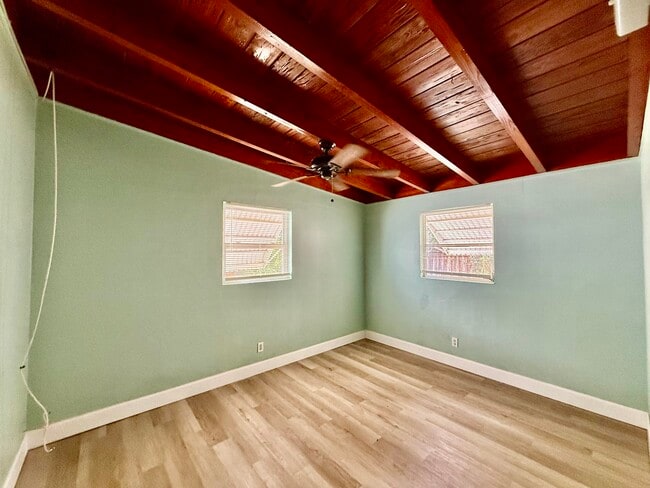 Building Photo - 1401 NE Elizabeth Ave