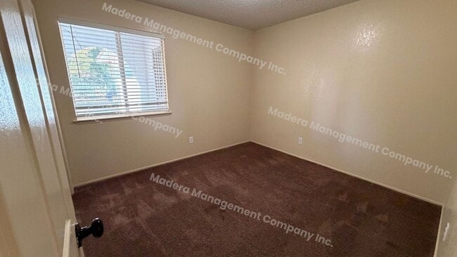 Building Photo - 4 bed/2 Bath - Available now