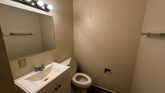 Building Photo - 504 Jeanell Dr