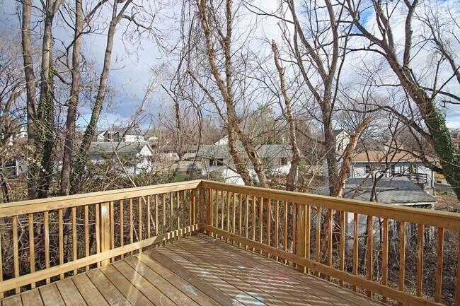 Building Photo - Pet-Friendly End-Unit Ridgecrest Townhome