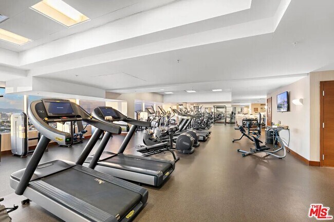 Building Photo - 900 W Olympic Blvd