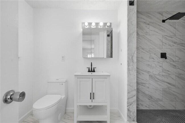 Building Photo - 1460 Hillcrest Dr