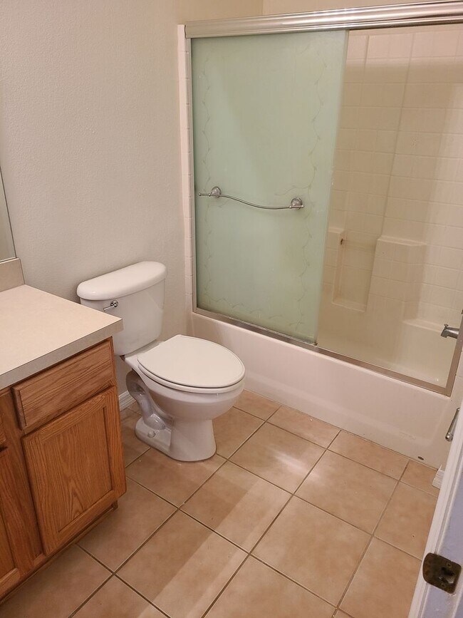 Building Photo - Spacious 3br 2.5ba Townhome in North Saint Petersburg