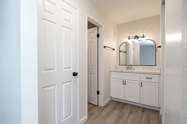 Building Photo - Newly remodeled upstairs condo in gated co...