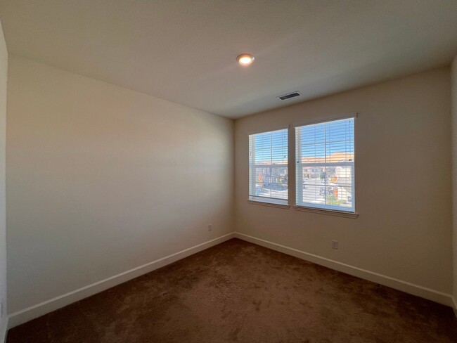 Building Photo - **MOVE-IN SPECIAL $500 OFF 1st Month** Lar...