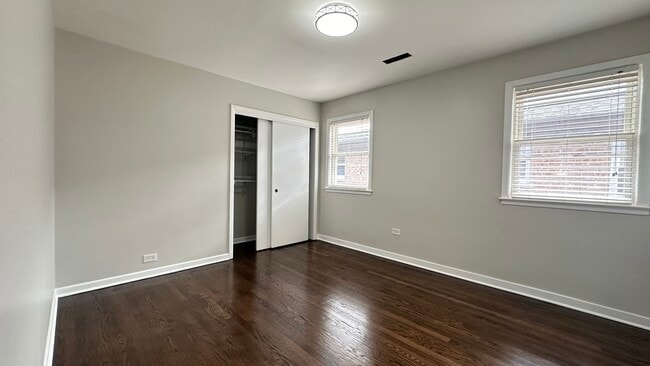 Building Photo - 5811 W Lawrence Ave