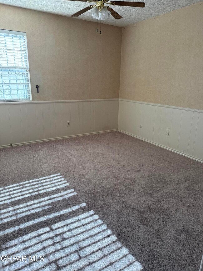 Building Photo - 320 Thunderbird Dr