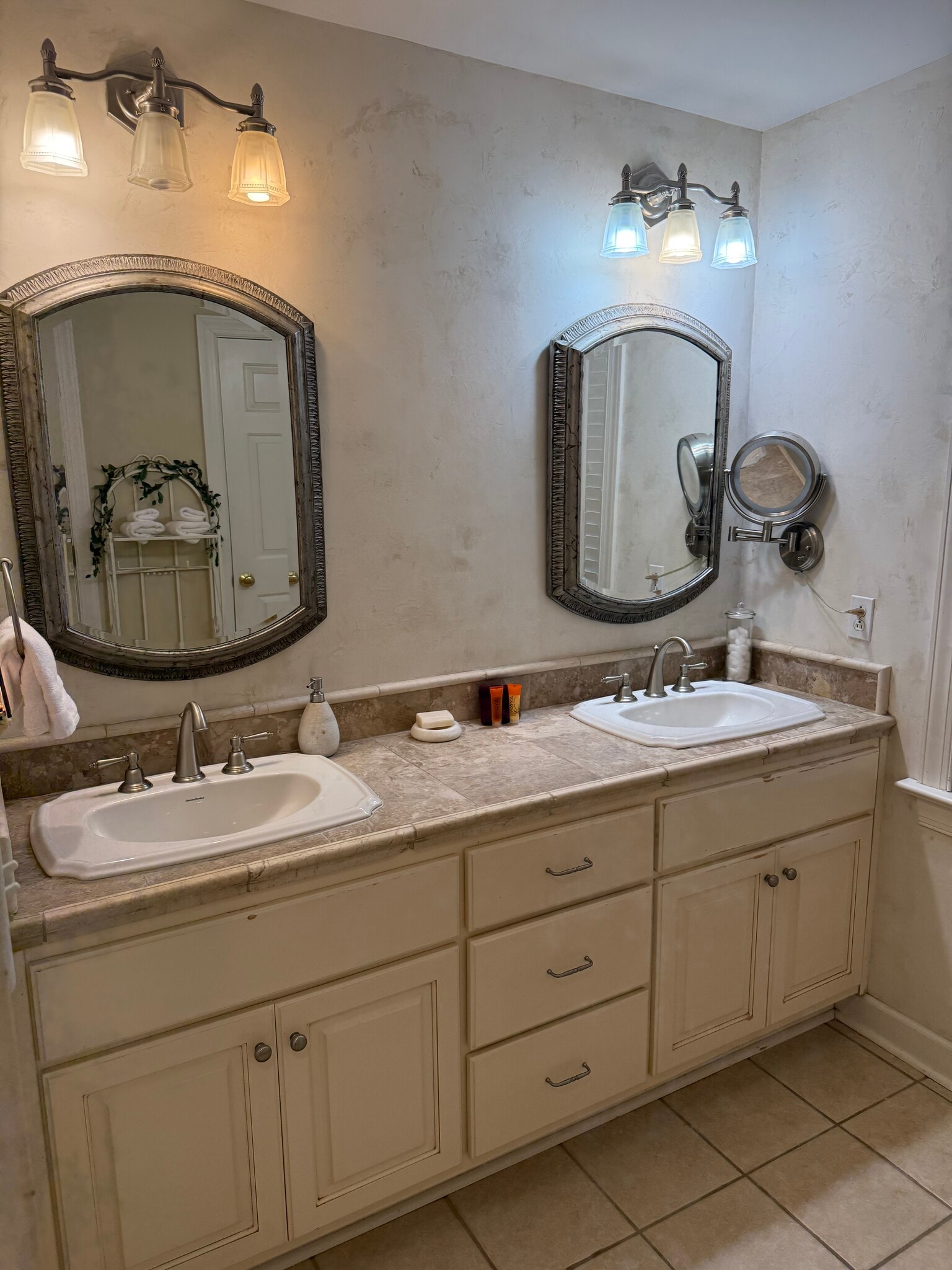 Building Photo - 802 Jamestown Rd