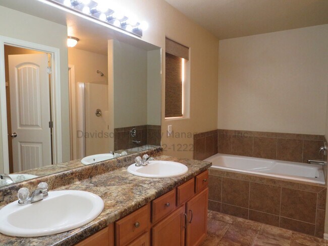 Building Photo - Spacious 4-bedroom Home Near Black Forest