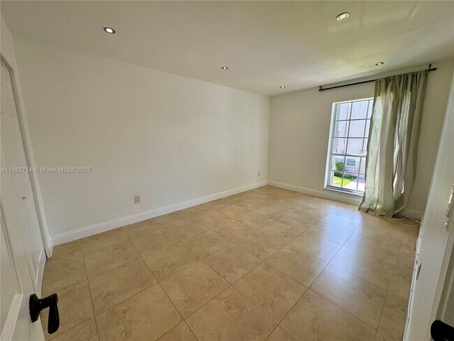 Building Photo - 10768 N Kendall Dr