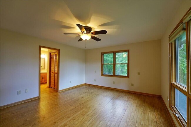 Building Photo - 127 Columbine Dr