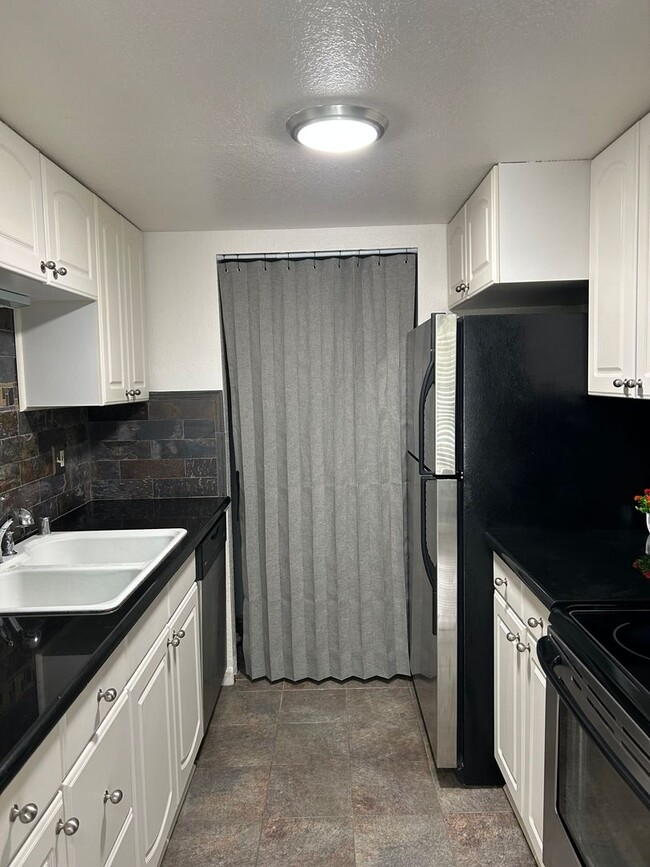 Building Photo - Juanita Updated 2 Bedroom 1 Bath Condo W/D...